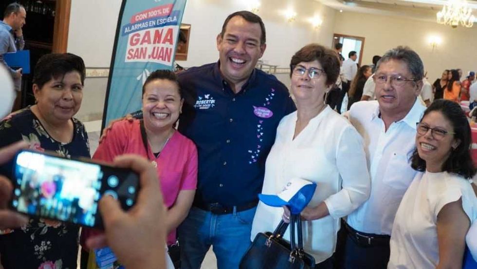 Roberto Cabrera presenta su proyecto ante organizaciones de la sociedad civil.