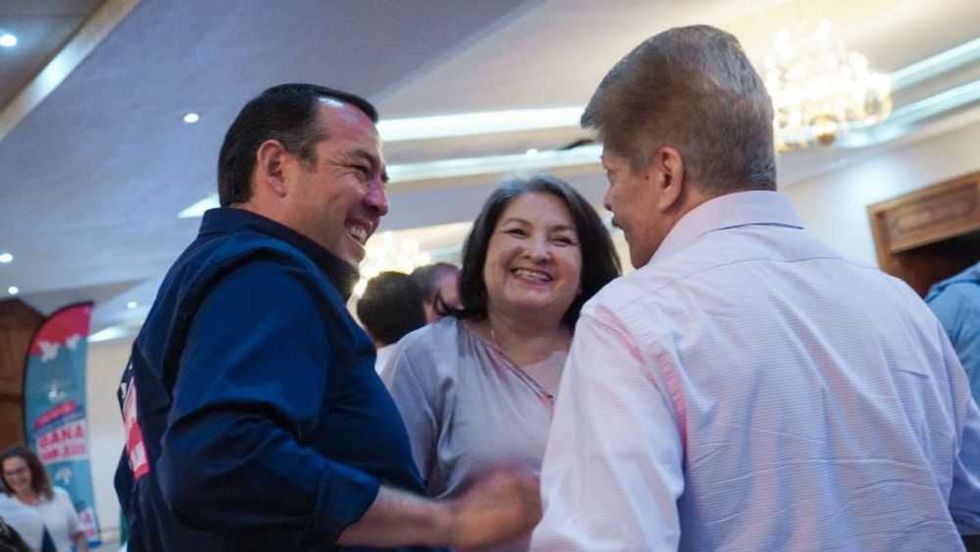 Roberto Cabrera presenta su proyecto ante organizaciones de la sociedad civil.