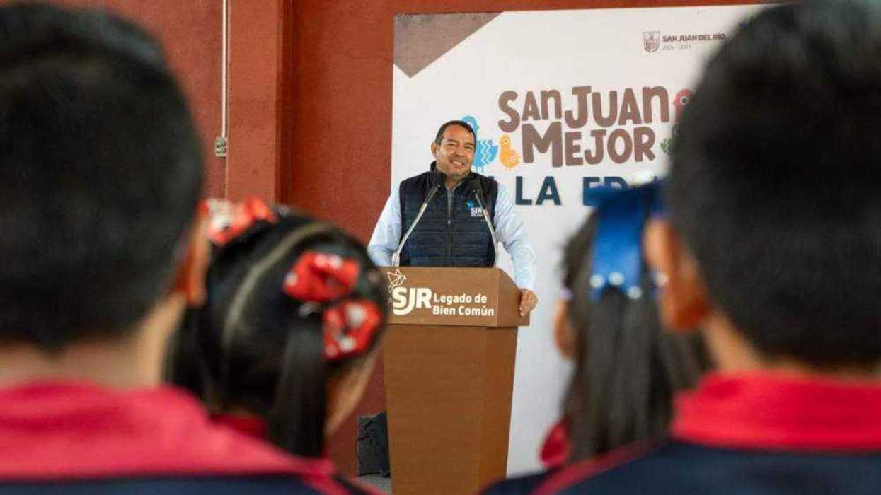 Roberto Cabrera preside honores a la Bandera en primaria de San Juan del Río.