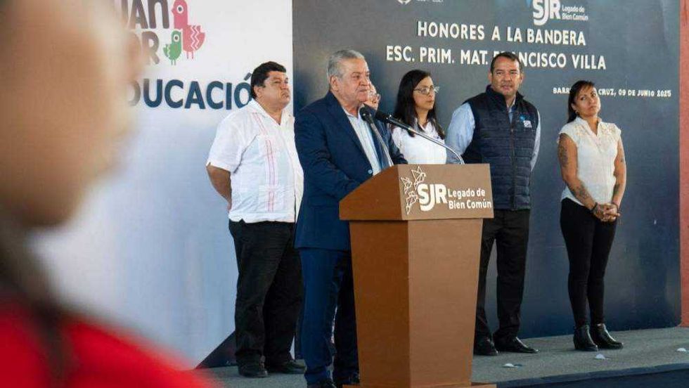 Roberto Cabrera preside honores a la Bandera en primaria de San Juan del Río.