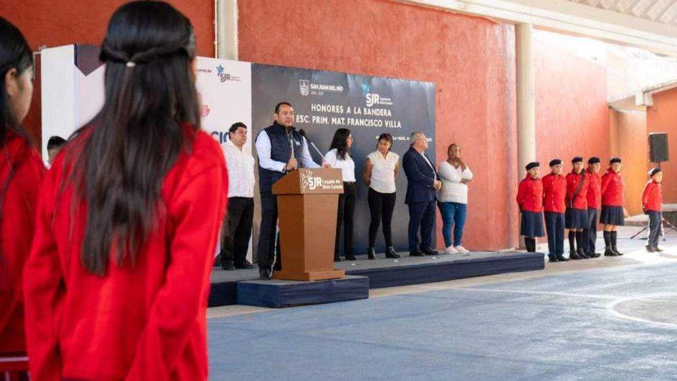 Roberto Cabrera preside honores a la Bandera en primaria de San Juan del Río.