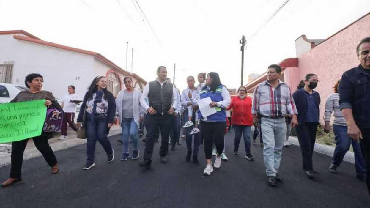 Roberto Cabrera recorre calles rehabilitadas de Haciendas del Pedregal.
