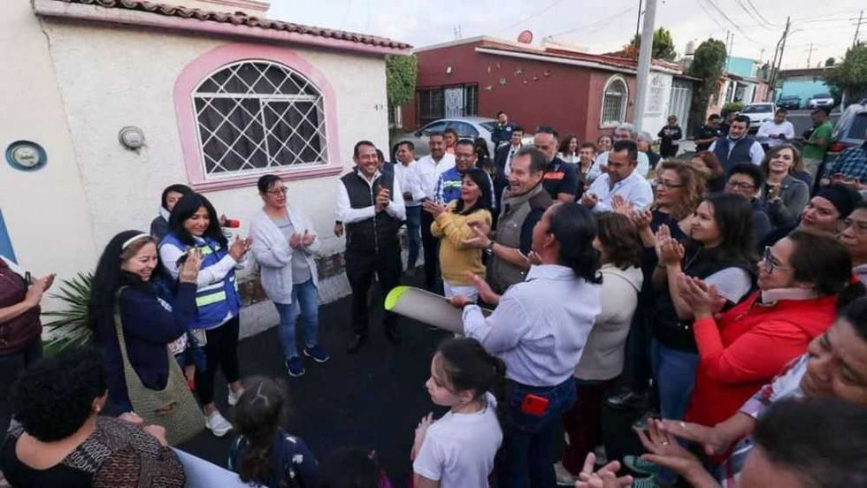 Roberto Cabrera recorre calles rehabilitadas de Haciendas del Pedregal.