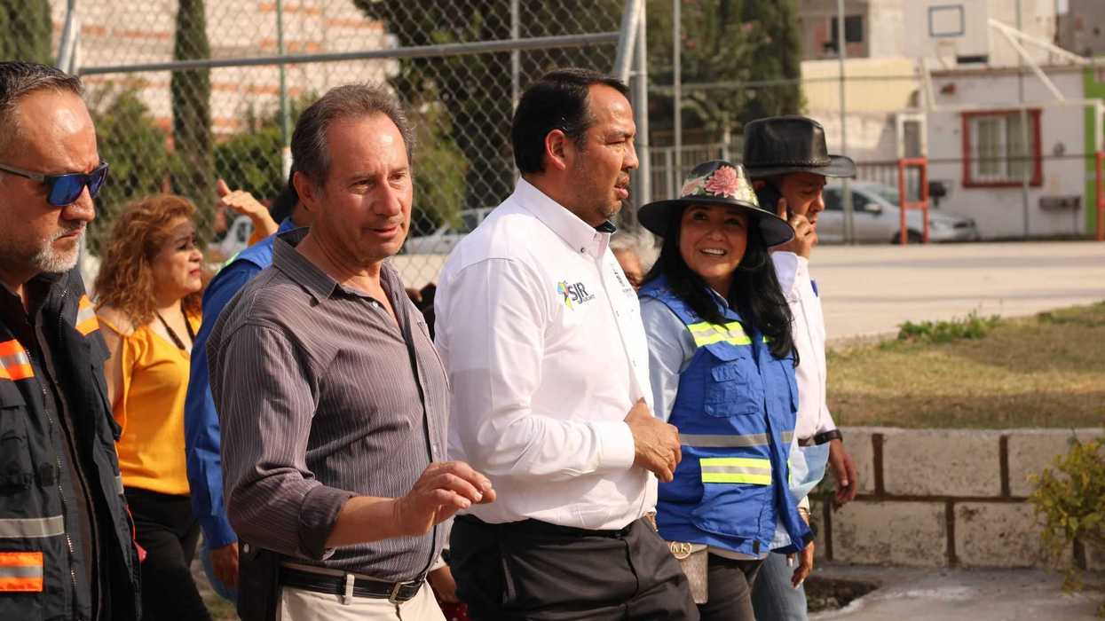 Roberto Cabrera recorre Villas del Pedregal para obras viales.