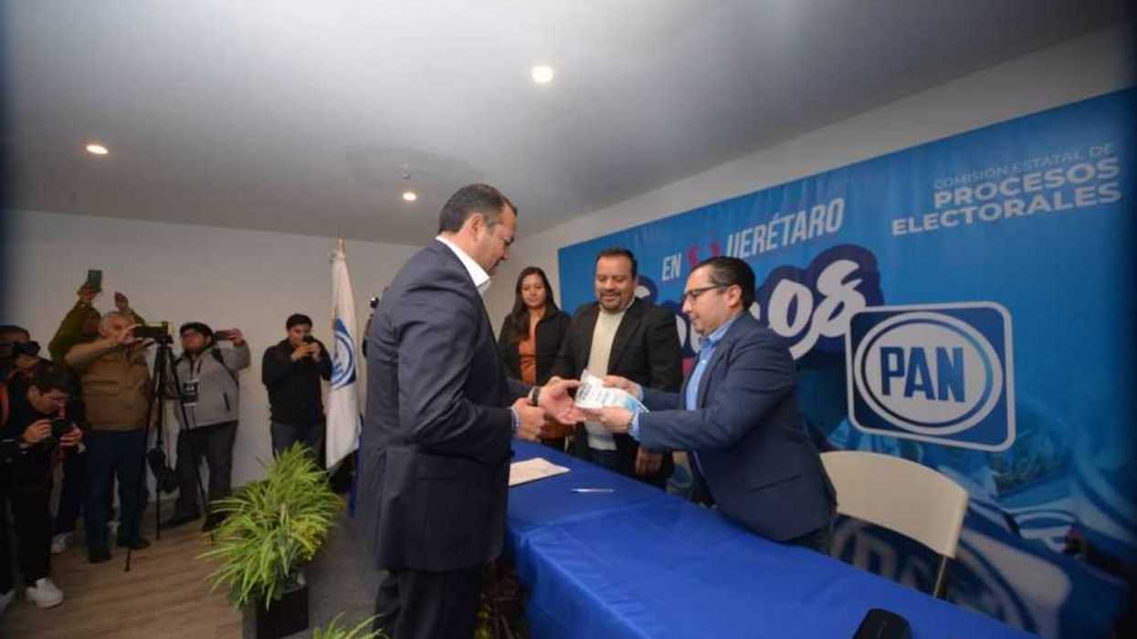 Roberto Cabrera se registra como precandidato del PAN para alcaldía de San Juan del Río.