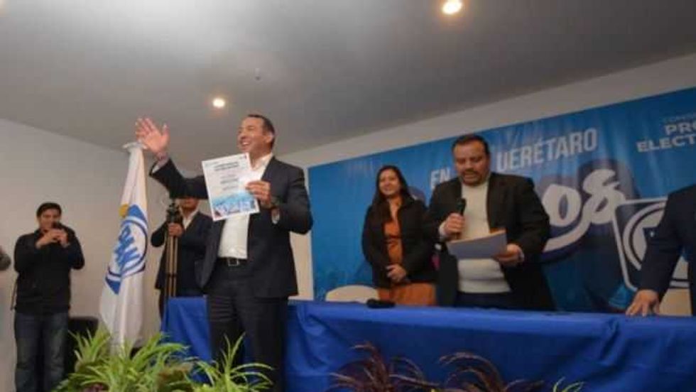 Roberto Cabrera se registra como precandidato del PAN para alcaldía de San Juan del Río.