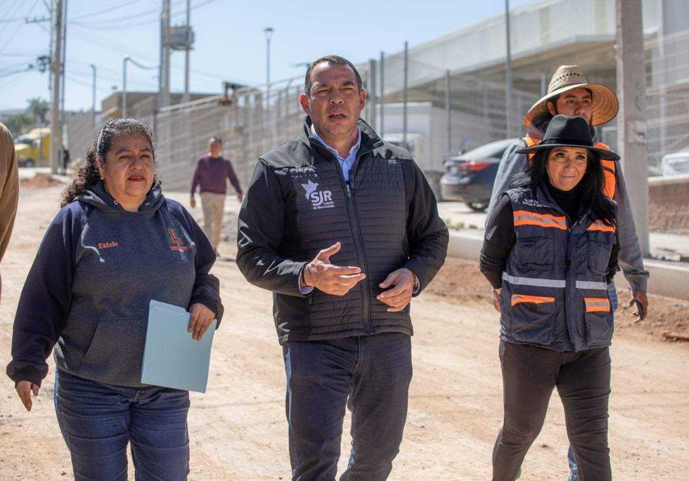 Roberto Cabrera supervisa construcción de aulas y rehabilitación de calles en San Juan del Río.