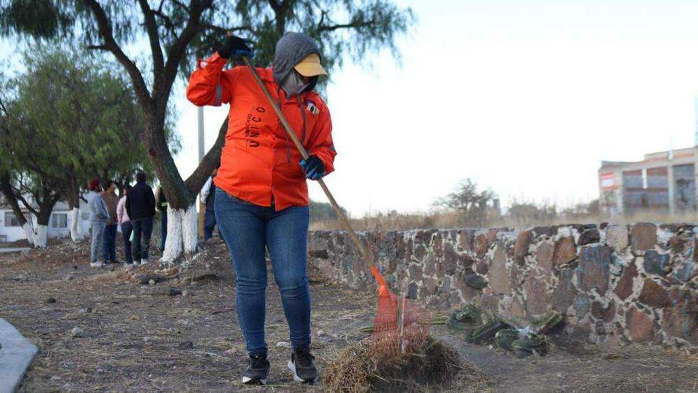 Roberto Cabrera supervisa labores de limpieza en Valle Dorado.