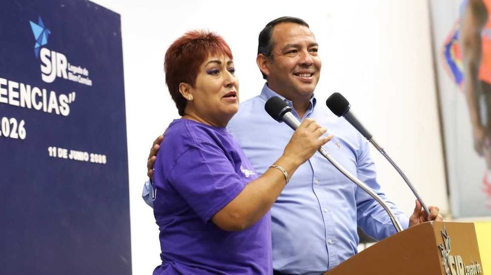 Roberto Cabrera Valencia acompa\u00f1ado de personal de la Secretar\u00eda de la Mujer durante el primer aniversario de Enlaces P\u00farpura en San Juan del R\u00edo.