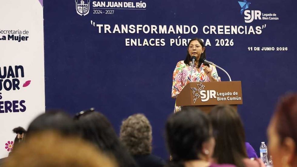 Roberto Cabrera Valencia acompa\u00f1ado de personal de la Secretar\u00eda de la Mujer durante el primer aniversario de Enlaces P\u00farpura en San Juan del R\u00edo.