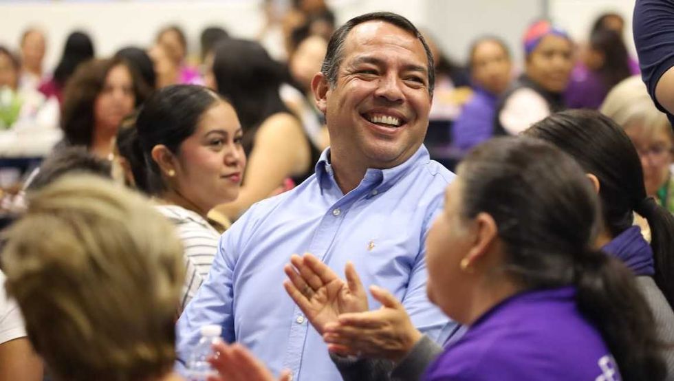Roberto Cabrera Valencia acompa\u00f1ado de personal de la Secretar\u00eda de la Mujer durante el primer aniversario de Enlaces P\u00farpura en San Juan del R\u00edo.