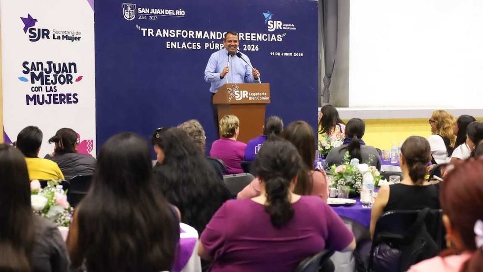 Roberto Cabrera Valencia acompa\u00f1ado de personal de la Secretar\u00eda de la Mujer durante el primer aniversario de Enlaces P\u00farpura en San Juan del R\u00edo.