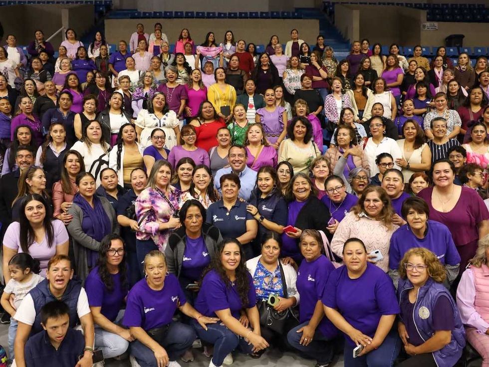 Roberto Cabrera Valencia acompa\u00f1ado de personal de la Secretar\u00eda de la Mujer durante el primer aniversario de Enlaces P\u00farpura en San Juan del R\u00edo.