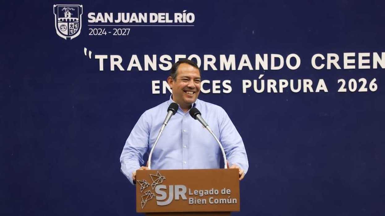 Roberto Cabrera Valencia acompañado de personal de la Secretaría de la Mujer durante el primer aniversario de Enlaces Púrpura en San Juan del Río.