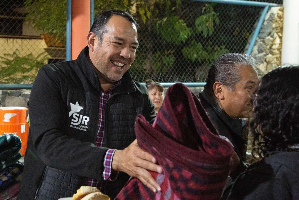 Roberto Cabrera Valencia, alcalde de San Juan del R\u00edo, durante el recorrido por la colonia F\u00e1tima.