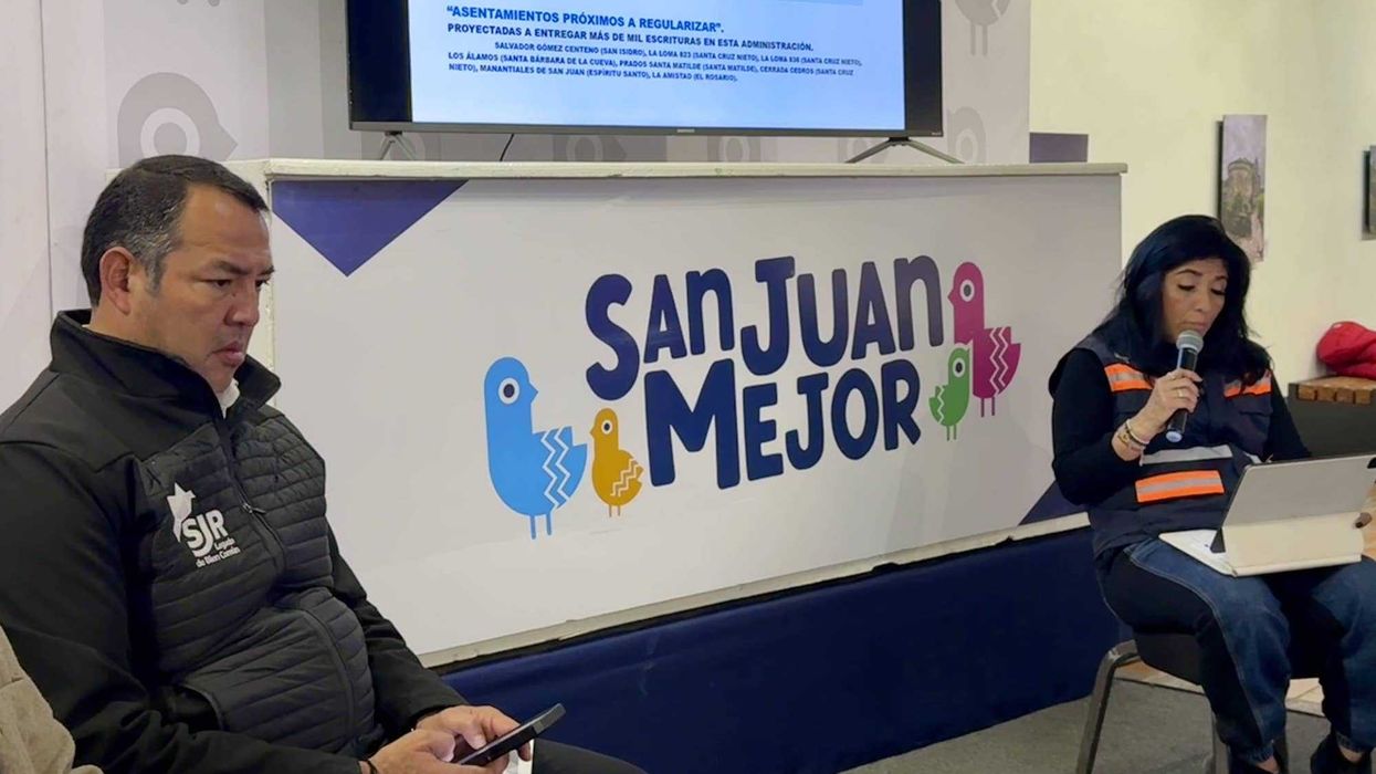 Roberto Cabrera Valencia, alcalde de San Juan del Río, durante conferencia sobre proyectos de desarrollo urbano y reordenamiento territorial.