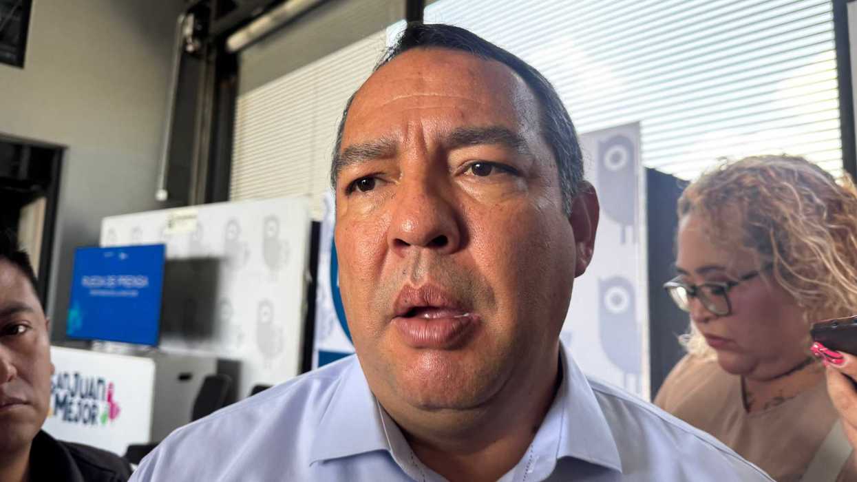 Roberto Cabrera Valencia, alcalde de San Juan del Río, habla con la prensa sobre el PAN en Querétaro