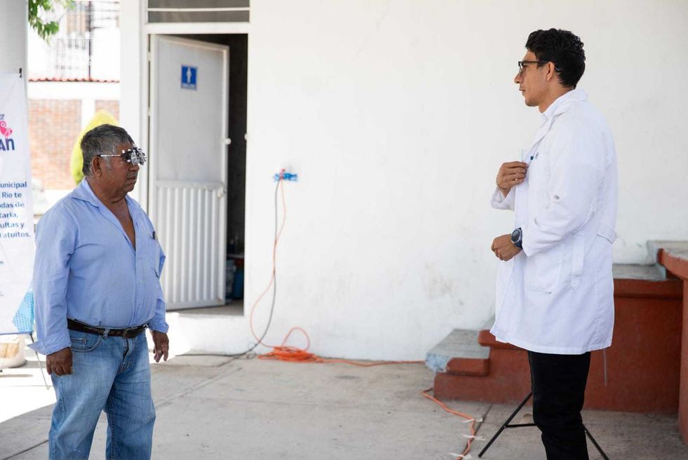 Roberto Cabrera Valencia atiende a vecinos en mesas de trabajo del programa Viernes en Rancho Banth\u00ed, San Juan del R\u00edo