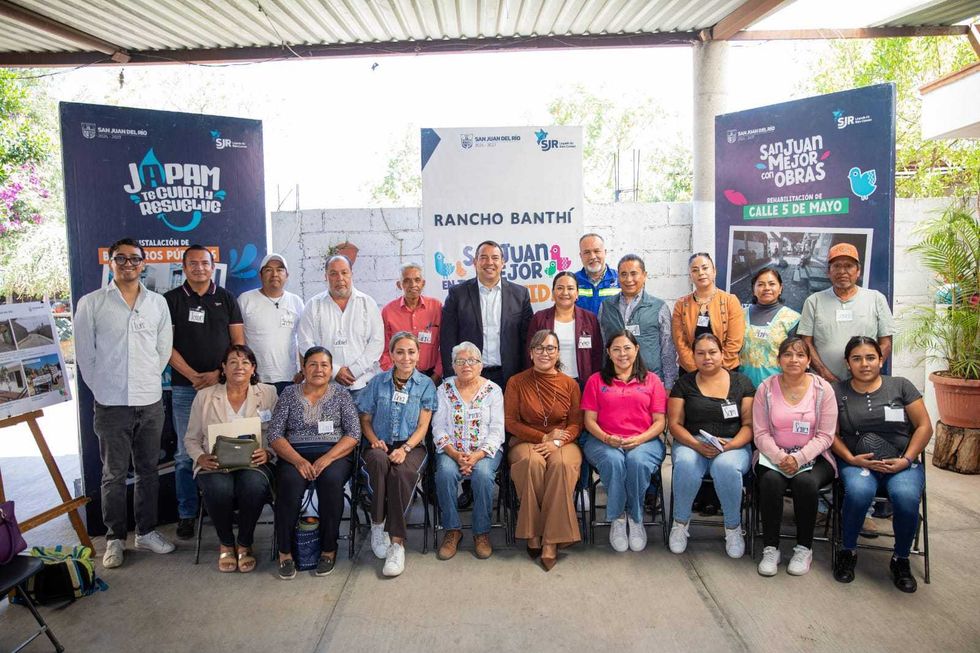 Roberto Cabrera Valencia atiende a vecinos en mesas de trabajo del programa Viernes en Rancho Banth\u00ed, San Juan del R\u00edo