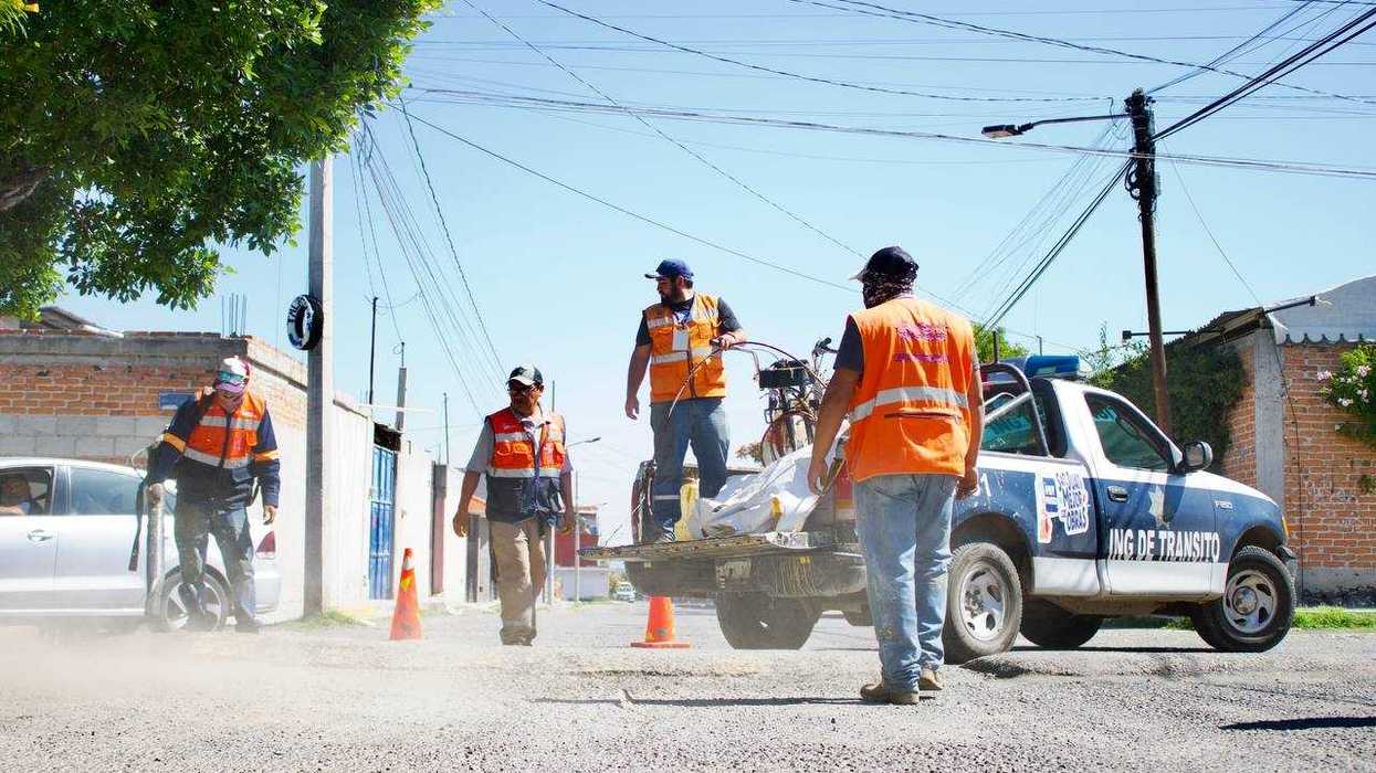 Roberto Cabrera Valencia atiende a vecinos en mesas de trabajo del programa Viernes en Rancho Banthí, San Juan del Río