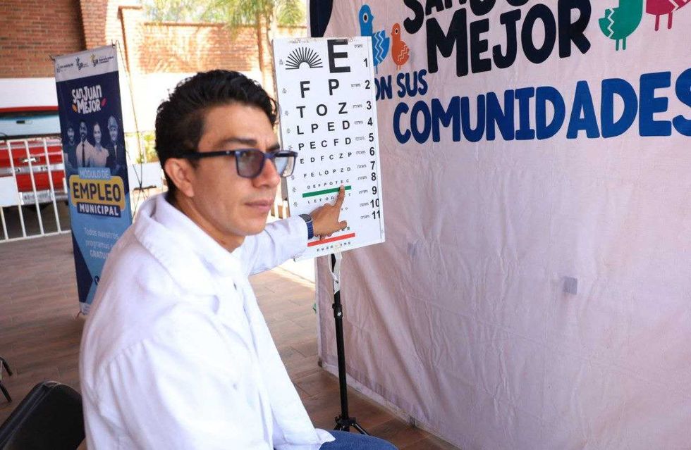 Roberto Cabrera Valencia con l\u00edderes comunitarios de San Francisco durante jornada 25 en San Juan del R\u00edo