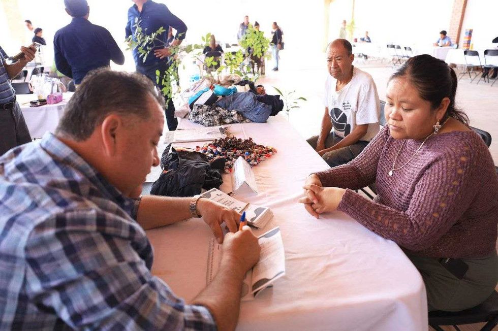 Roberto Cabrera Valencia con l\u00edderes comunitarios de San Francisco durante jornada 25 en San Juan del R\u00edo
