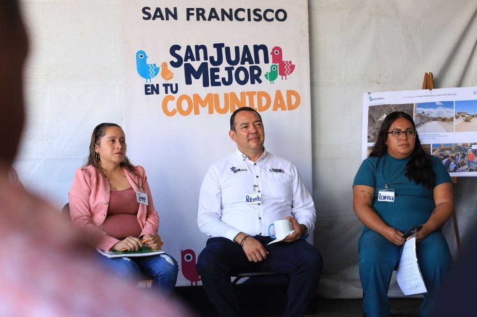 Roberto Cabrera Valencia con l\u00edderes comunitarios de San Francisco durante jornada 25 en San Juan del R\u00edo