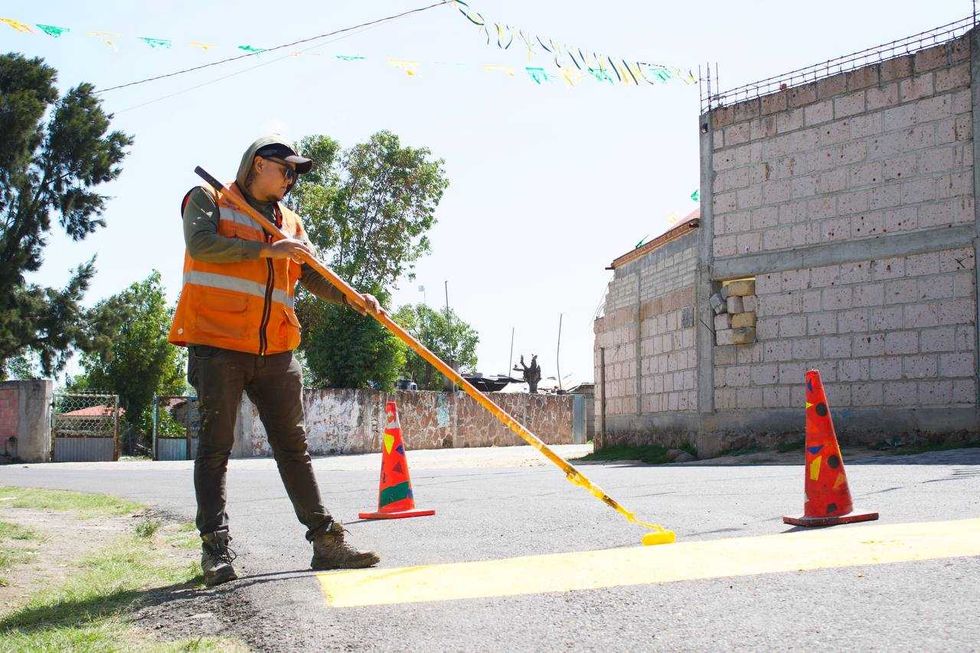 Roberto Cabrera Valencia con l\u00edderes comunitarios en La Mesa de San Antonio, San Juan del R\u00edo
