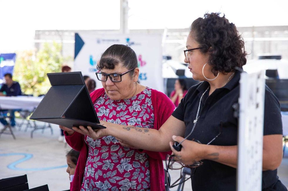 Roberto Cabrera Valencia con l\u00edderes comunitarios en La Mesa de San Antonio, San Juan del R\u00edo