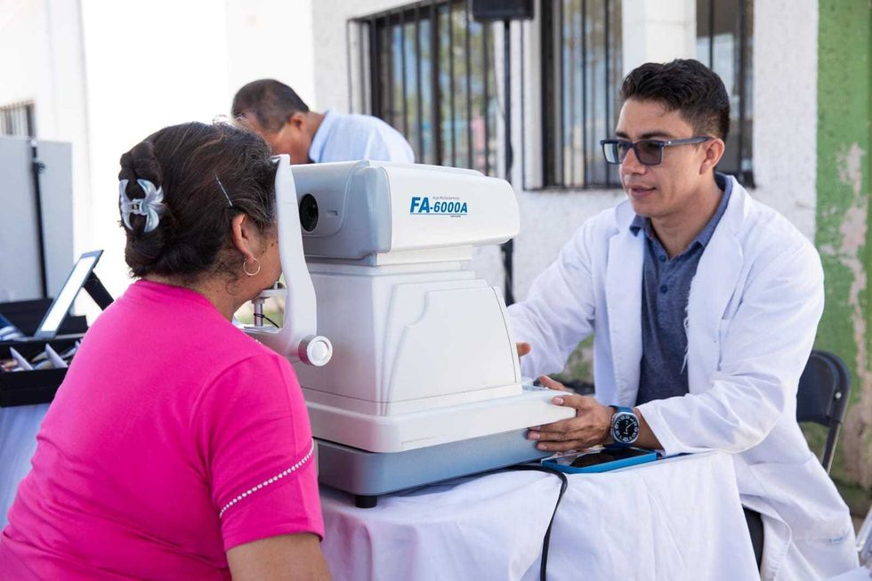 Roberto Cabrera Valencia con l\u00edderes comunitarios en La Mesa de San Antonio, San Juan del R\u00edo