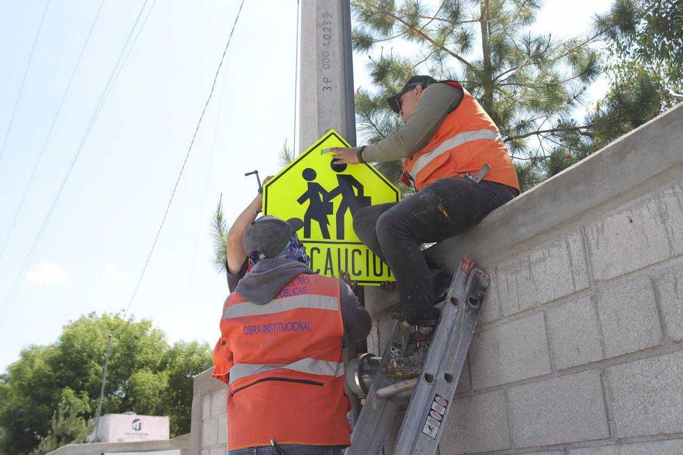 Roberto Cabrera Valencia con l\u00edderes comunitarios en La Mesa de San Antonio, San Juan del R\u00edo
