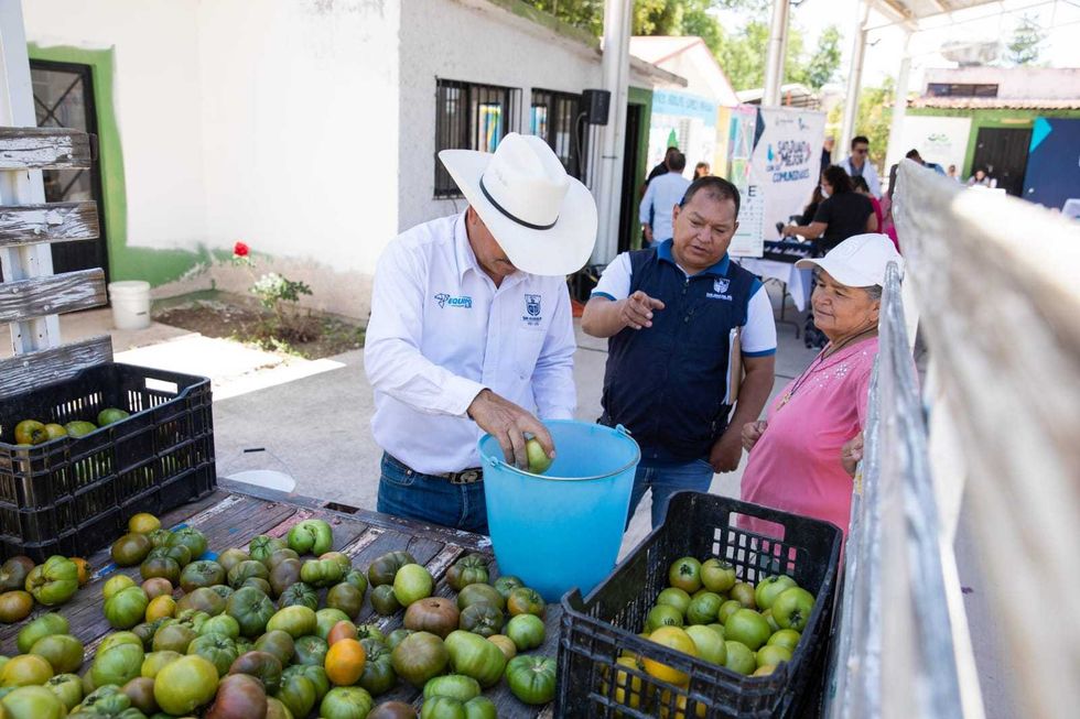 Roberto Cabrera Valencia con l\u00edderes comunitarios en La Mesa de San Antonio, San Juan del R\u00edo