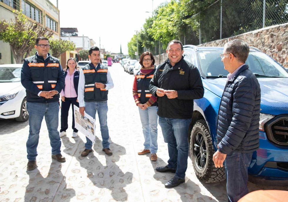 Roberto Cabrera Valencia conversa con asistentes al acto de entrega de la calle Rafael Ayala en San Juan del R\u00edo