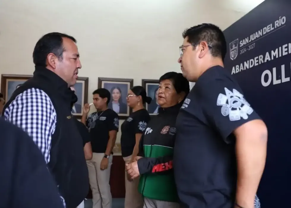 Roberto Cabrera Valencia conversa con integrantes de Ollin Yoliztli en la ceremonia de abanderamiento