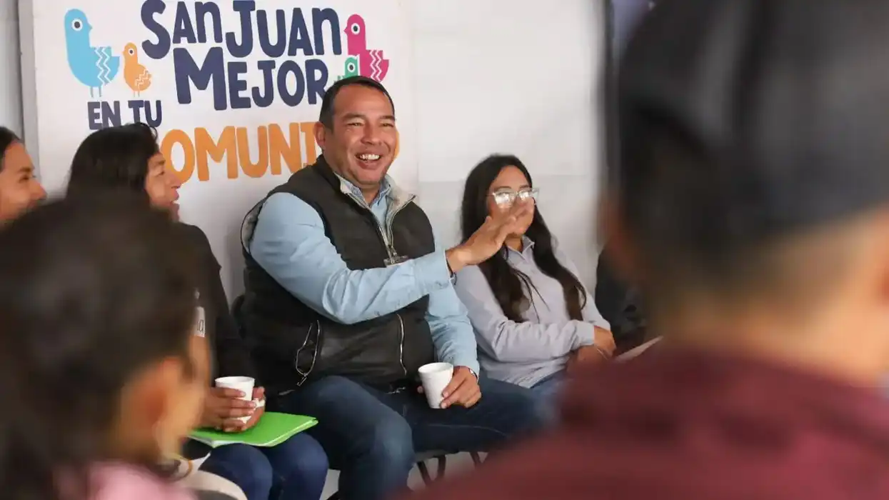 Roberto Cabrera Valencia conversa con liderazgos de Soledad del Río ante banner del programa comunitario