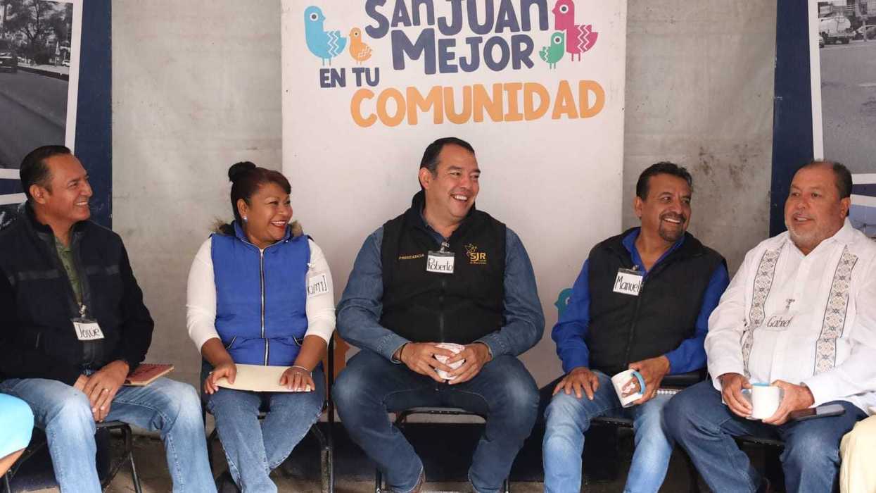 Roberto Cabrera Valencia conversa con líderes comunitarios y funcionarios municipales en Lomo de Toro