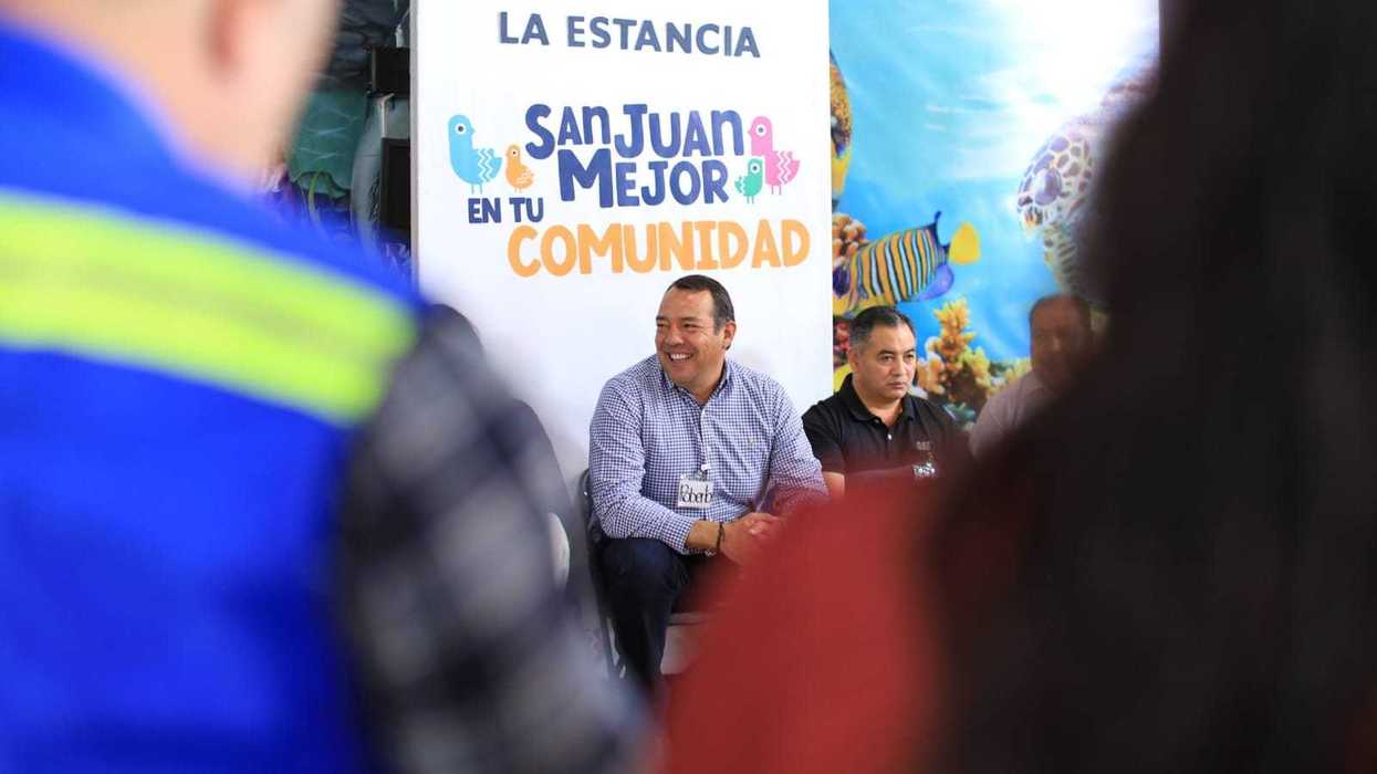 Roberto Cabrera Valencia conversa con vecinos de La Estancia durante jornada del programa Miércoles en la comunidad.