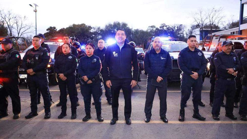 Roberto Cabrera Valencia da banderazo de salida a 15 patrullas pick up nuevas de SSPM San Juan del Río en Centro Cívico.