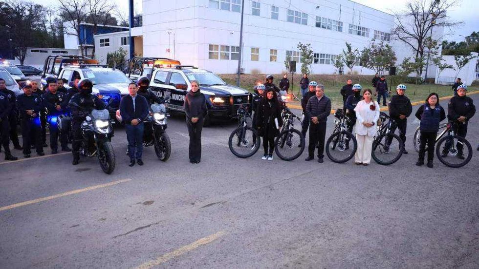 Roberto Cabrera Valencia da banderazo de salida a 15 patrullas pick up nuevas de SSPM San Juan del Río en Centro Cívico.