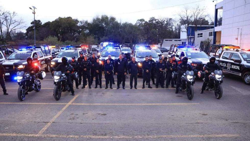 Roberto Cabrera Valencia da banderazo de salida a 15 patrullas pick up nuevas de SSPM San Juan del Río en Centro Cívico.