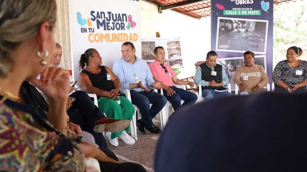 Roberto Cabrera Valencia dialoga con l\u00edderes vecinales en el Barrio de La Cruz