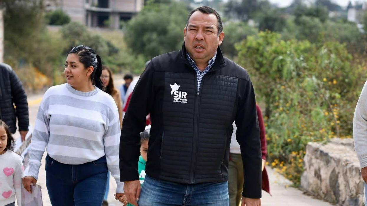 Roberto Cabrera Valencia durante el recorrido de entrega de la calle Miguel Hidalgo, en Santa Bárbara La Cueva