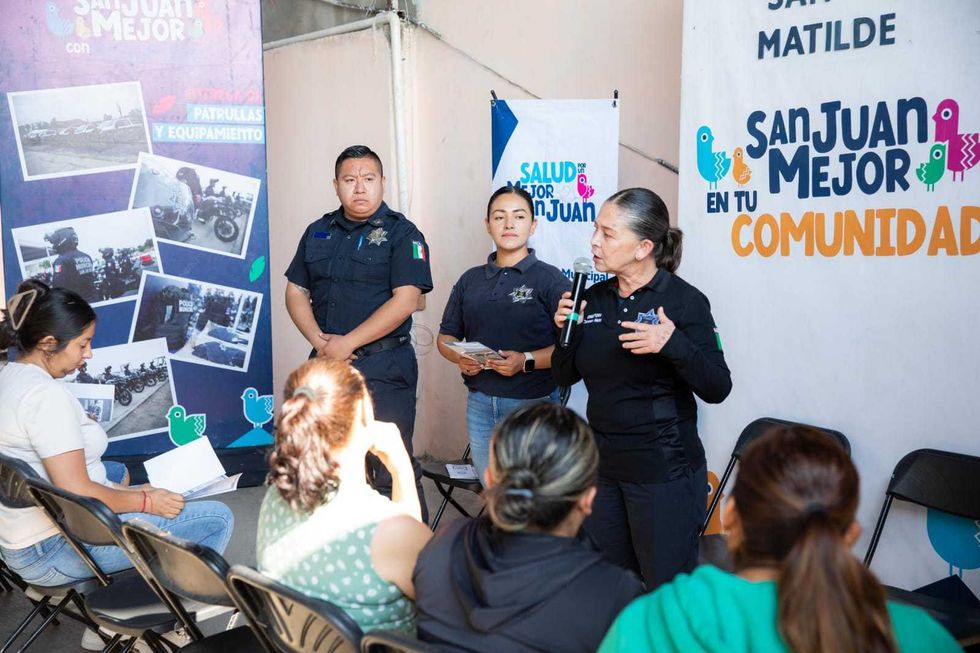 Roberto Cabrera Valencia durante el retorno del programa Mi\u00e9rcoles a Santa Matilde, San Juan del R\u00edo, con pl\u00e1tica de prevenci\u00f3n del delito