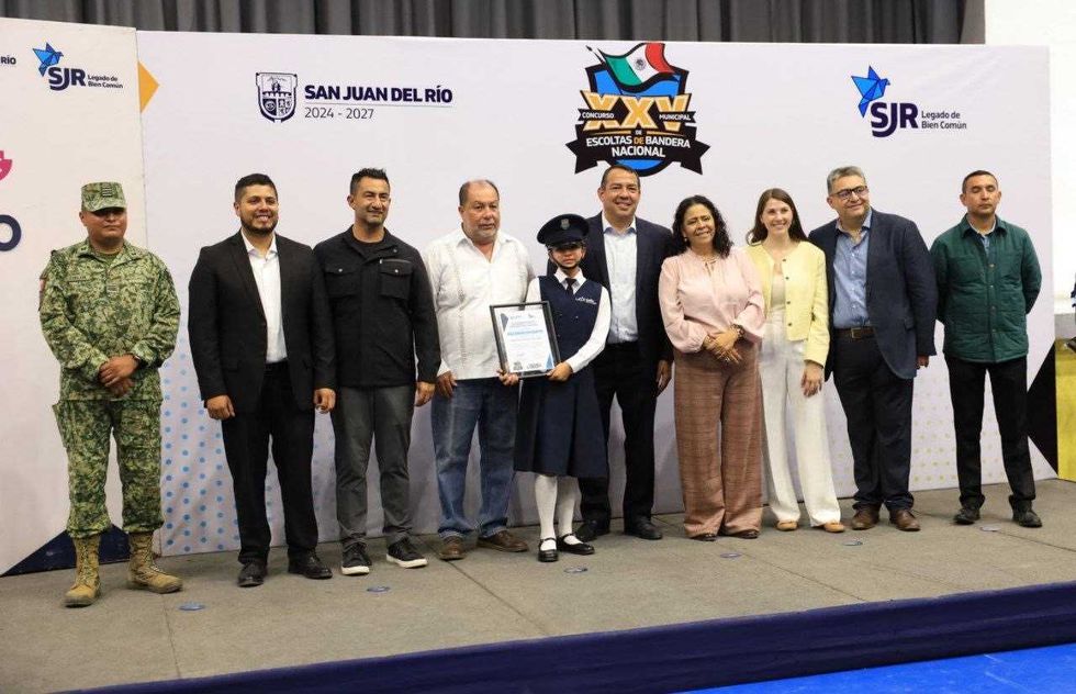 Roberto Cabrera Valencia durante la ceremonia de inauguraci\u00f3n del concurso de escoltas y bandas de guerra en el CECUCO de San Juan del R\u00edo