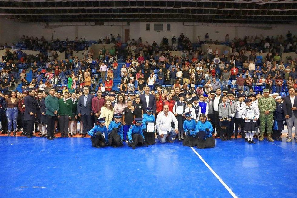 Roberto Cabrera Valencia durante la ceremonia de inauguraci\u00f3n del concurso de escoltas y bandas de guerra en el CECUCO de San Juan del R\u00edo