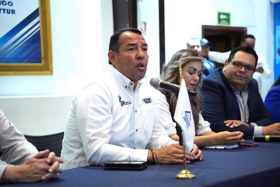 Roberto Cabrera Valencia en mesa de trabajo con integrantes de Canaco San Juan del Río.