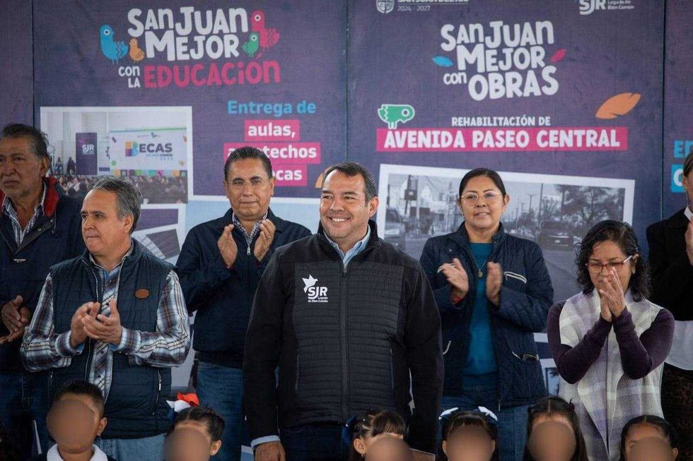 Roberto Cabrera Valencia en reforestaci\u00f3n de primaria Rafael Ram\u00edrez en Santa Cruz Escand\u00f3n San Juan del R\u00edo