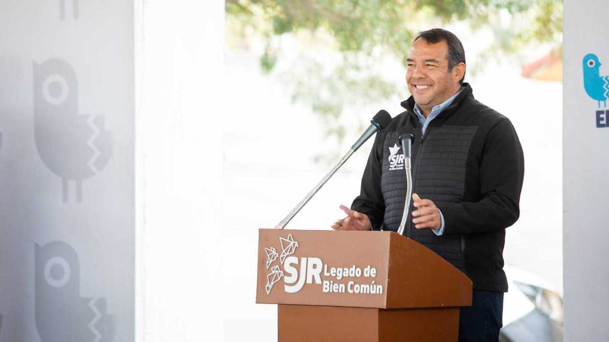 Roberto Cabrera Valencia en reforestación de primaria Rafael Ramírez en Santa Cruz Escandón San Juan del Río