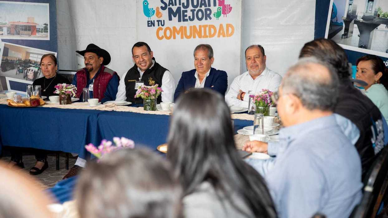 Roberto Cabrera Valencia encabeza encuentro con habitantes de Loma Linda durante el Programa Miércoles en San Juan del Río.
