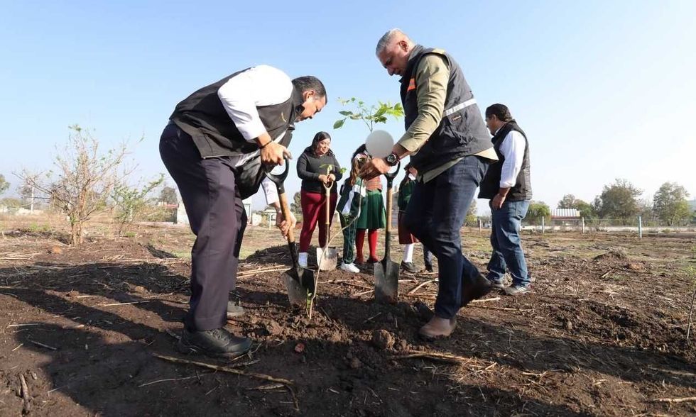 Roberto Cabrera Valencia encabeza jornada de reforestaci\u00f3n con vecinos de Estancia de Bordos en San Juan del R\u00edo